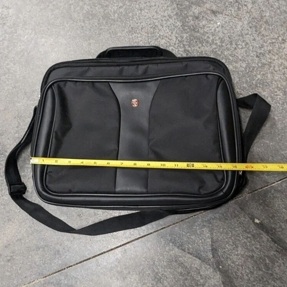 Minimalist Business Tech Wenger SwissGear Laptop Soft Messenger Bag 16